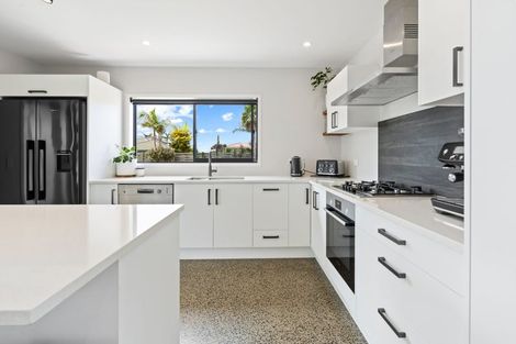 Photo of property in 15 Puroto Place, One Tree Point, 0118