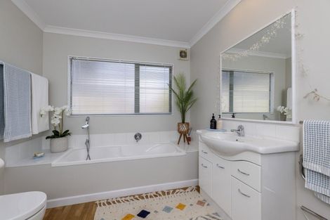 Photo of property in 56 Kakariki Grove, Waikanae, 5036