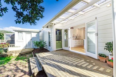 Photo of property in 37 Aperahama Street, Paekakariki, 5034