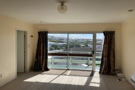 Photo of property in 8a Longcroft Terrace, Newlands, Wellington, 6037
