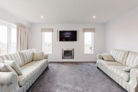 Photo of property in 23 Vaucluse Heights, Fitzherbert, Palmerston North, 4410