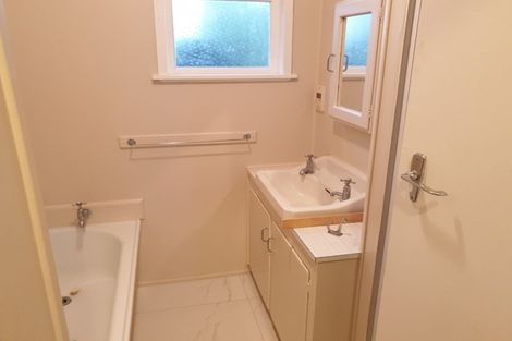 Photo of property in 2 Banks Road, Kawakawa Bay, Papakura, 2585