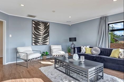 Photo of property in 11 Raphael Place, West Harbour, Auckland, 0618