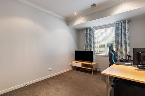 Photo of property in 37 La Lena Grove, Fitzherbert, Palmerston North, 4410