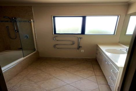 Photo of property in 17 Rivervale Grove, Stanmore Bay, Whangaparaoa, 0932