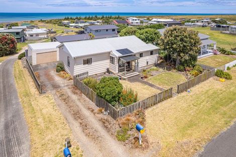 Photo of property in 13 Okiwa Terrace, Waiinu Beach, Whanganui, 4588