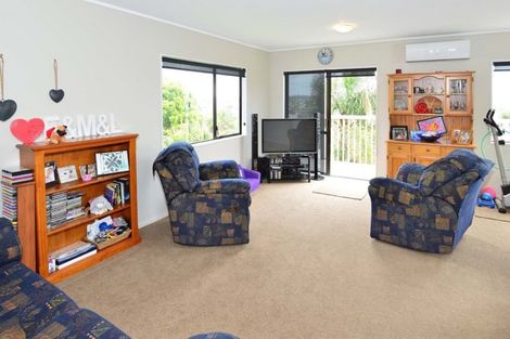 Photo of property in 14 Royalty Rise, Red Beach, 0932