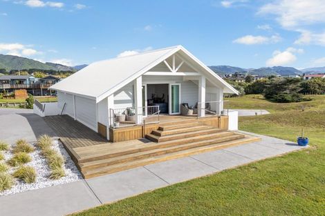 Photo of property in 87 Rutherford Drive, Waikanae Beach, Waikanae, 5036