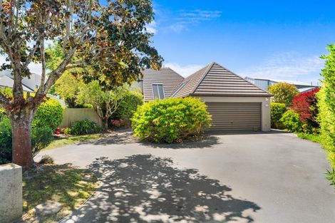 Photo of property in 11 Brockhall Lane, Avonhead, Christchurch, 8042