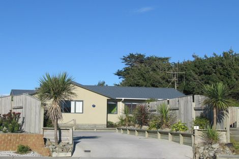 Photo of property in 8 Caughley Place, Otaki Beach, Otaki, 5512