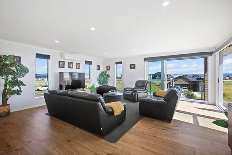 Photo of property in 9 Whata Street, Clarks Beach, 2122