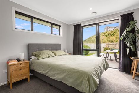 Photo of property in 25 Queen Charlotte Drive, Aotea, Porirua, 5024