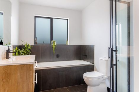 Photo of property in 99 Station Road, Kumeu, 0891