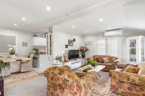 Photo of property in 2/13 Templeton Place, Clendon Park, Auckland, 2103