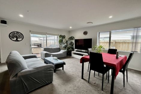 Photo of property in 16 Whareatua Avenue, Takanini, 2112