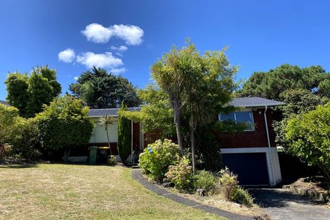 Photo of property in 44 Easton Park Parade, Glenfield, Auckland, 0629