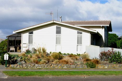 Photo of property in 204 Tutere Street, Waikanae Beach, Waikanae, 5036