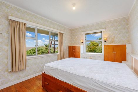 Photo of property in 1 Braemar Road, Rothesay Bay, Auckland, 0630