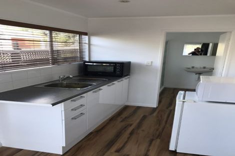 Photo of property in 1/22 Sandown Road, Rothesay Bay, Auckland, 0630