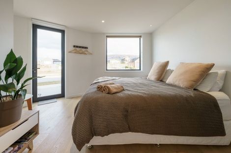 Photo of property in 17 Doug Ledgerwood Drive, Wanaka, 9305