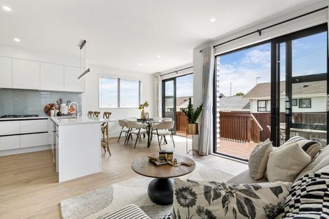 Photo of property in 49a Meadowood Drive, Unsworth Heights, Auckland, 0632