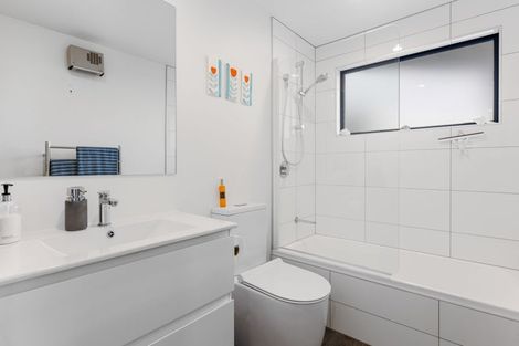 Photo of property in 2/60 Moncks Spur Road, Redcliffs, Christchurch, 8081