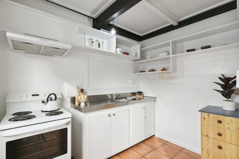 Photo of property in 140 Akaroa Drive, Maupuia, Wellington, 6022