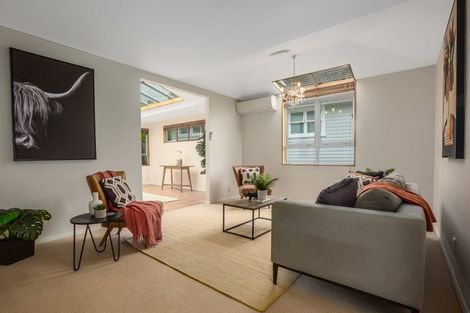 Photo of property in 15 Tainui Terrace, Tawa, Wellington, 5028