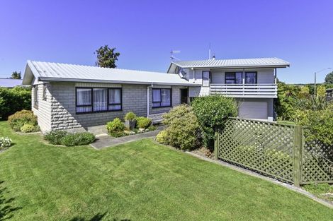Photo of property in 15 Deakin Place, Clive, 4102