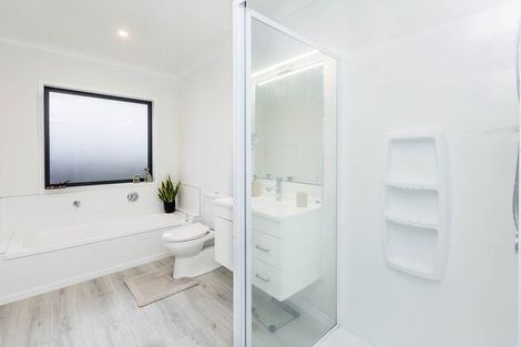 Photo of property in 10 Passchendaele Grove, Trentham, Upper Hutt, 5018