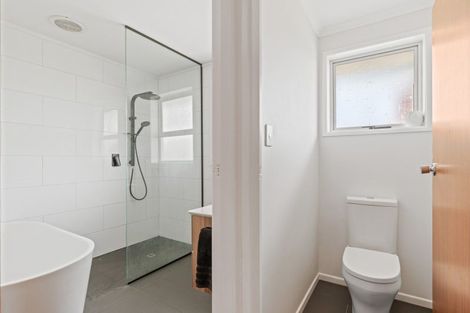 Photo of property in 17 Longview Drive, Merrilands, New Plymouth, 4312