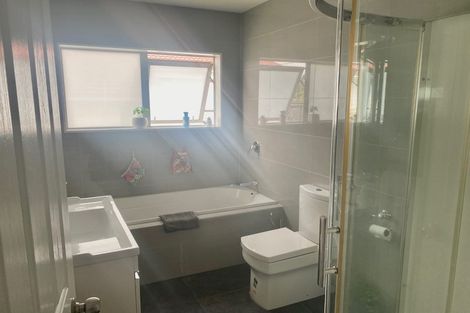 Photo of property in 18 Breenagh Place, Massey, Auckland, 0614