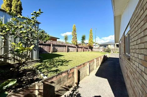 Photo of property in 17 Parkcrest Drive, Henderson, Auckland, 0612