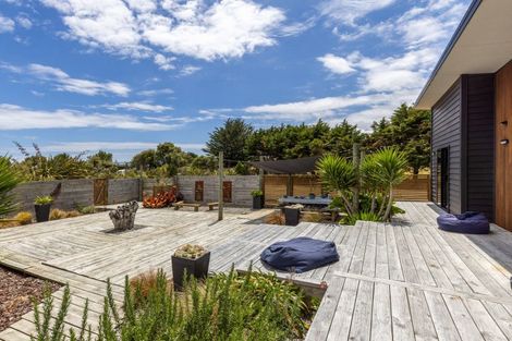 Photo of property in 7 Strathnaver Drive, Waikawa Beach, Manakau, 5573