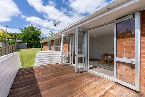 Photo of property in 1 Phillip Parade, Forrest Hill, Auckland, 0620