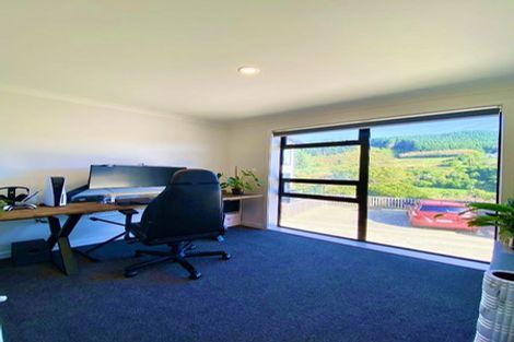 Photo of property in 10 Ara Patukawenga, Tawa, Wellington, 5028