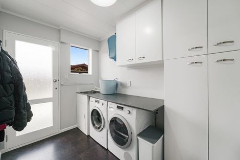 Photo of property in 3 Rewarewa Crescent, Waikanae, 5036