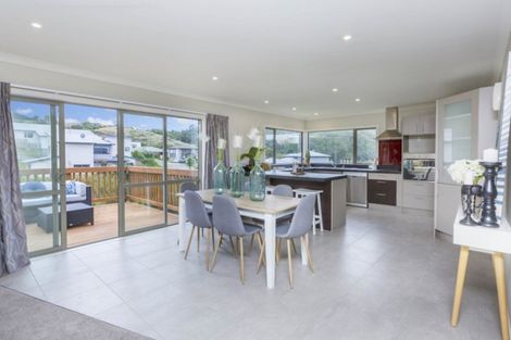 Photo of property in 5 Mcewen Crescent, Riverstone Terraces, Upper Hutt, 5018