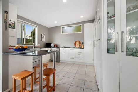 Photo of property in 2/9 Pemberton Avenue, Bayview, Auckland, 0629
