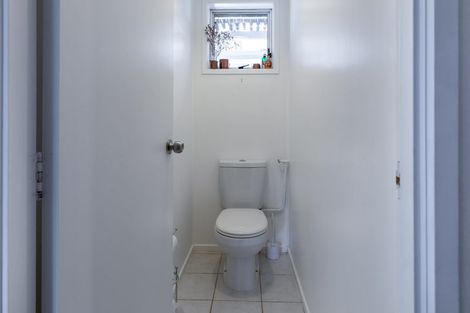 Photo of property in 2/52 Staincross Street, Green Bay, Auckland, 0604