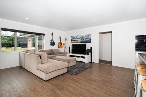 Photo of property in 17 Eric Farley Drive, Kumeu, 0810