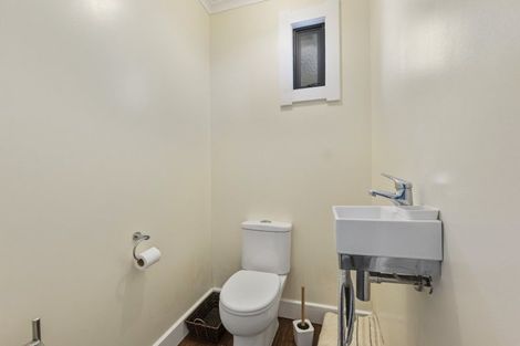 Photo of property in 17 Graham Street, Eltham, 4322