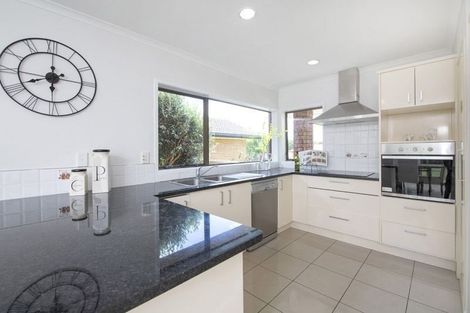Photo of property in 8 Loloma Drive, Half Moon Bay, Auckland, 2012