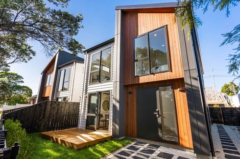 Photo of property in 21e Knights Road, Rothesay Bay, Auckland, 0630