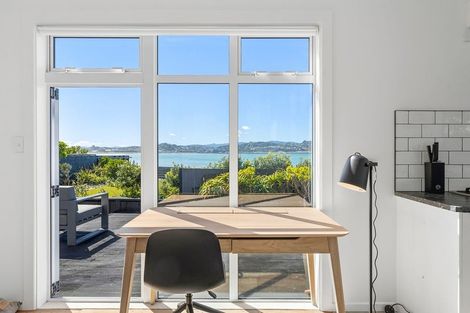 Photo of property in 277 Queens Drive, Lyall Bay, Wellington, 6022