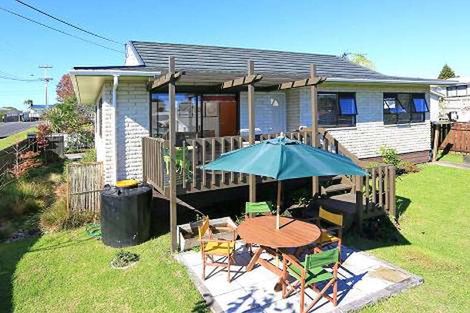 Photo of property in 2a Taipari Road, Te Atatu Peninsula, Auckland, 0610