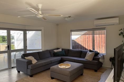 Photo of property in 81 Kemp Road, Massey, Auckland, 0614