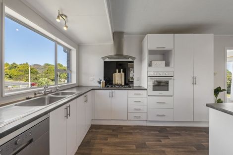 Photo of property in 94 Omata Road, Marfell, New Plymouth, 4310