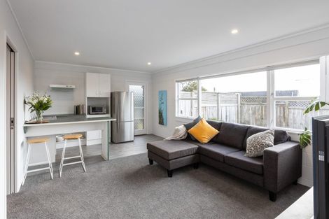 Photo of property in 1/21 Deuxberry Avenue, Northcote, Auckland, 0627