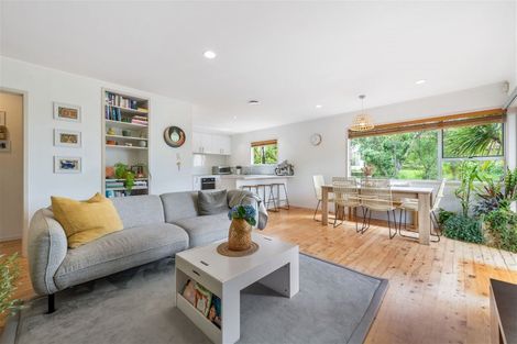 Photo of property in 1/9 De Val Drive, Titirangi, Auckland, 0604
